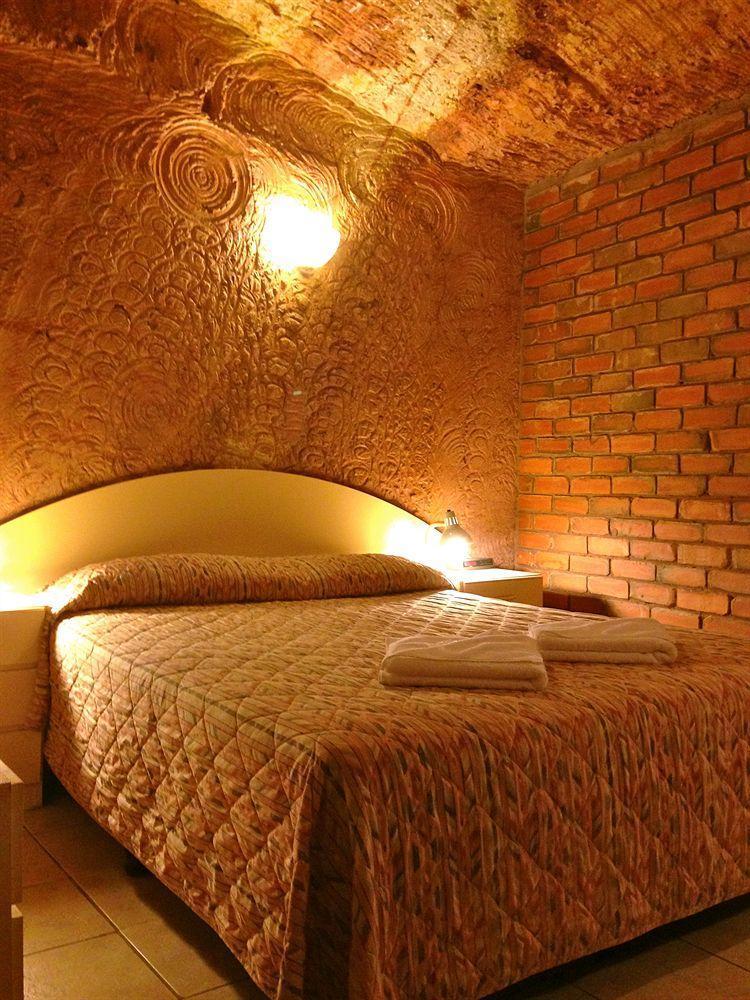 קובר פדי The Lookout Cave Underground Motel מראה חיצוני תמונה
