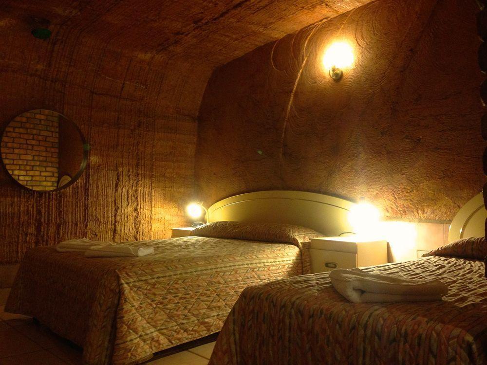 קובר פדי The Lookout Cave Underground Motel מראה חיצוני תמונה