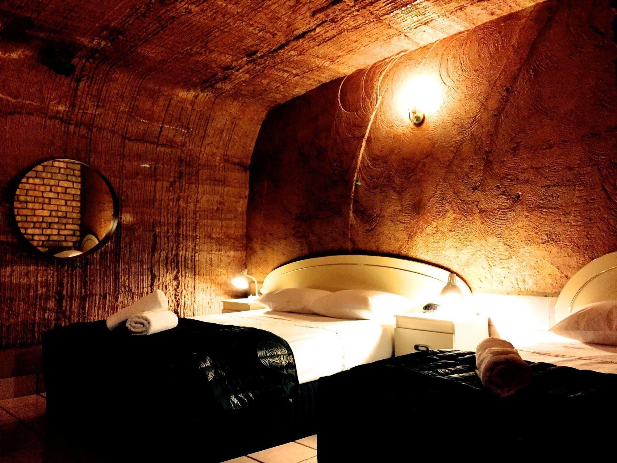 קובר פדי The Lookout Cave Underground Motel מראה חיצוני תמונה